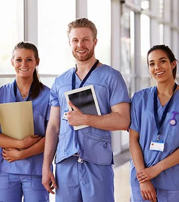 Equipo de enfermeros atendiendo a paciente